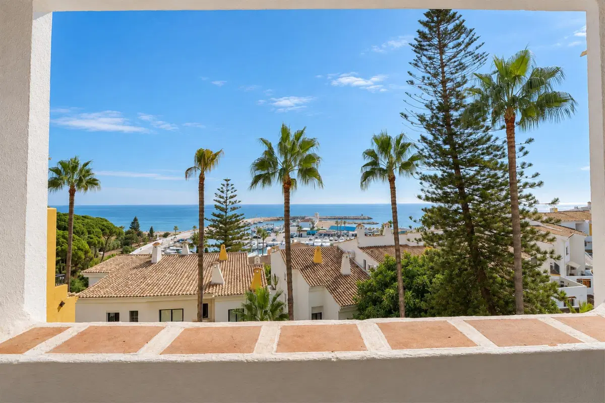 Middle Floor Apartment in Puerto de Cabopino — photo 4 of 10